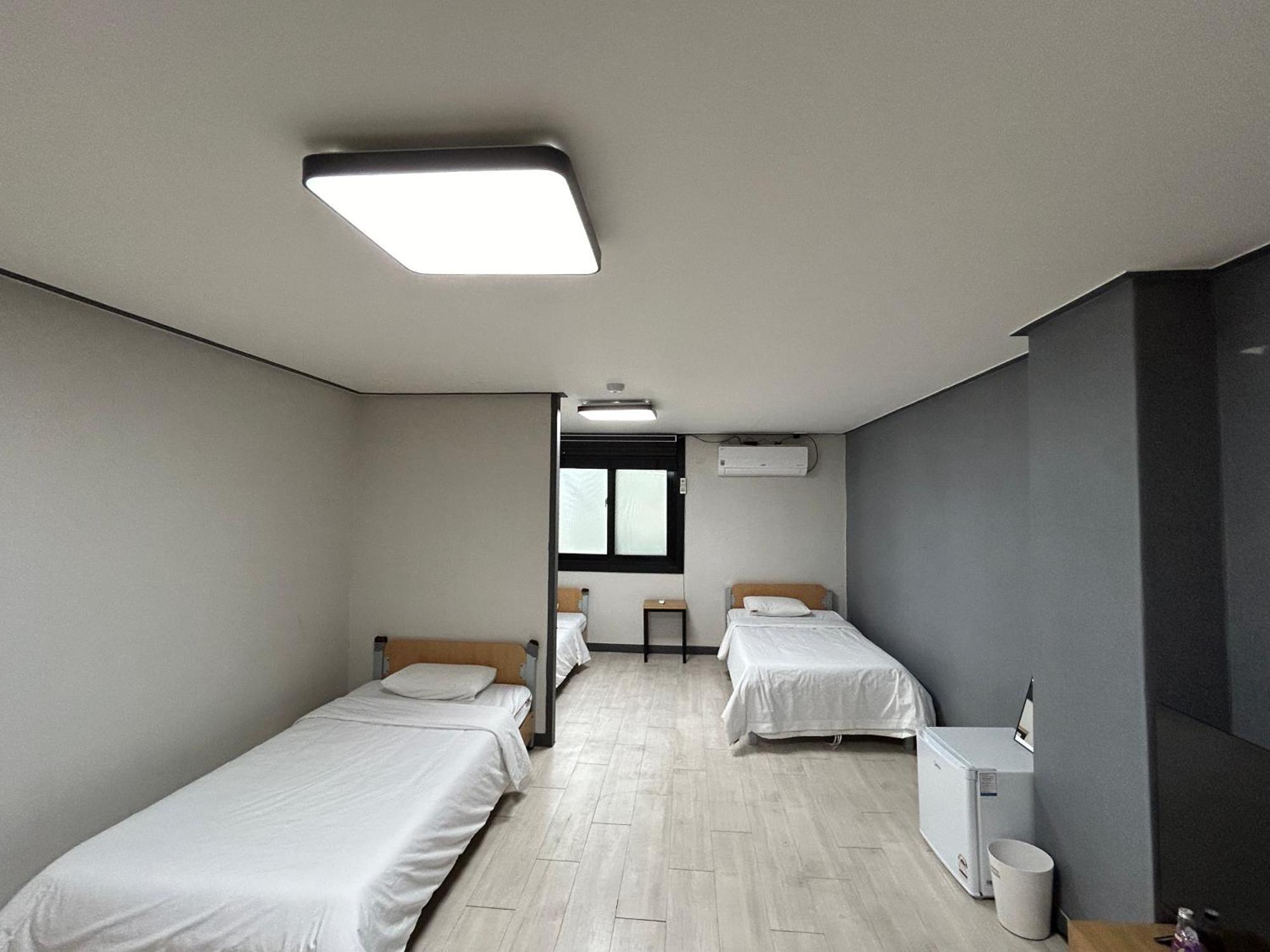 Deluxe Motel Geoje Kamer foto