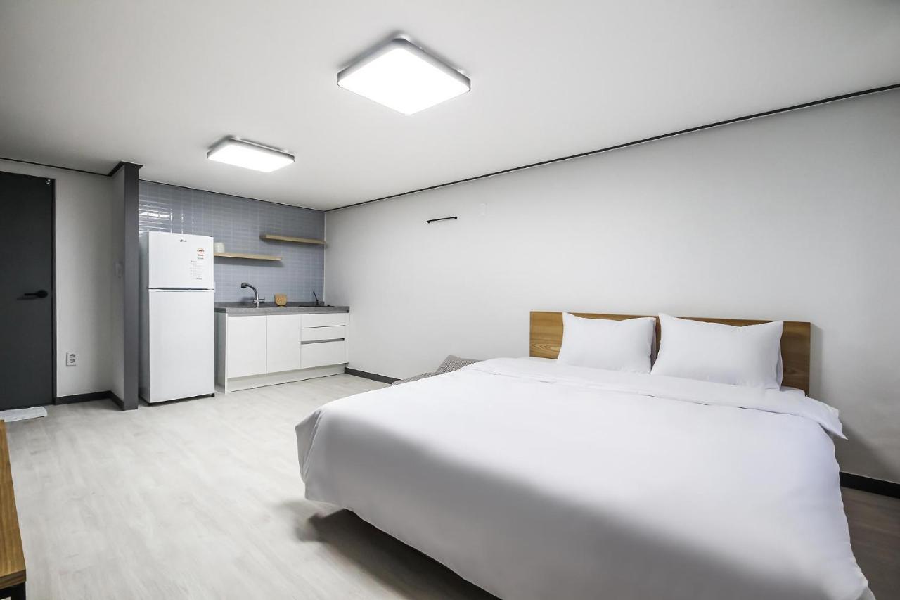 Deluxe Motel Geoje Buitenkant foto